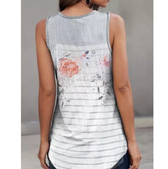 ♥️New Boutique sleevless floral top - Picture 3 of 5